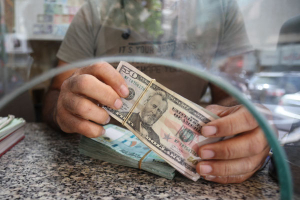 لبنان.. المصرف المركزي يسمح للمودعين بسحب 150 دولارا شهريا